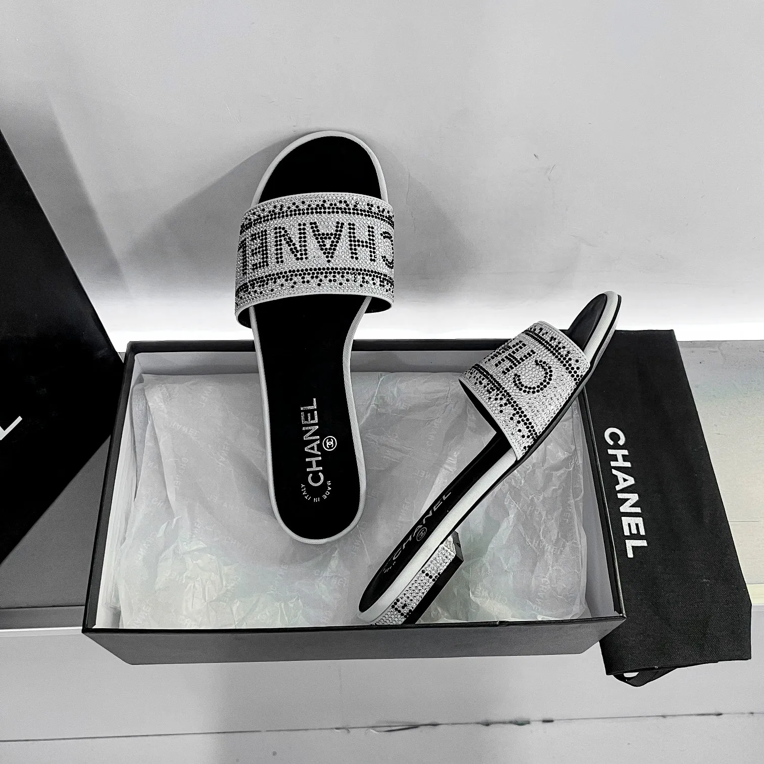 👟👟Ex-factory price 440👟👟 Xiaoxiang Chanel rhinestone slippers with large black rhinestone letters, these really blingbling slippers are full of diamonds. They are both classic and artistic, and can be styled according to your daily style. The characteristic is that the hot diamonds are particularly shiny. They are made with heavy craftsmanship and are not easy to fall off. They have the sexy temperament of celebrities and are versatile. Color: black, white, 35-40 leather outsole